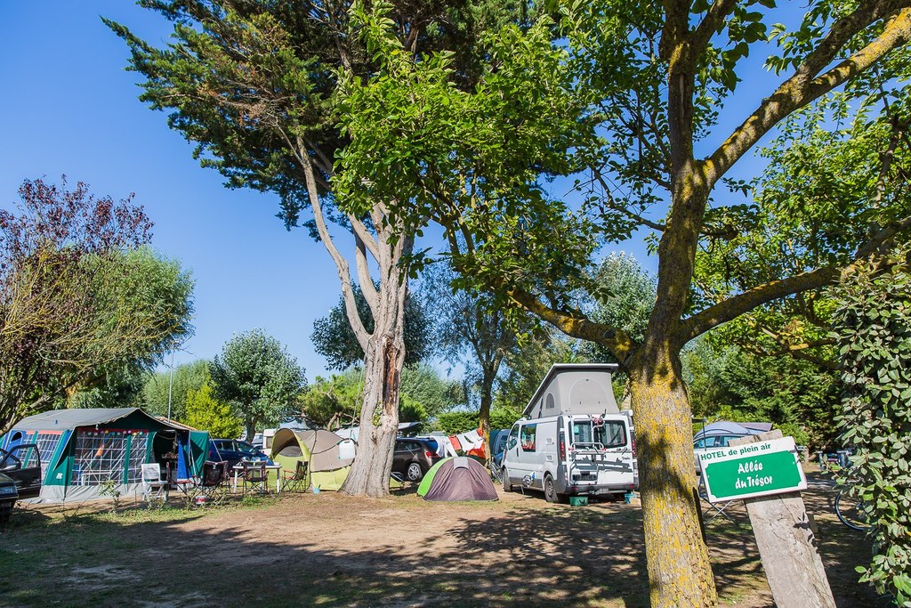 Confort Staanplaats / 1 auto / elektriciteit / wateraansluiting + afvalwateraansluiting / uitrusting