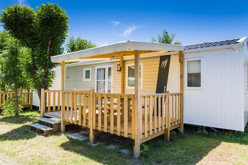 Comfort 2-slaapkamer stacaravan met halfoverdekt houten terras