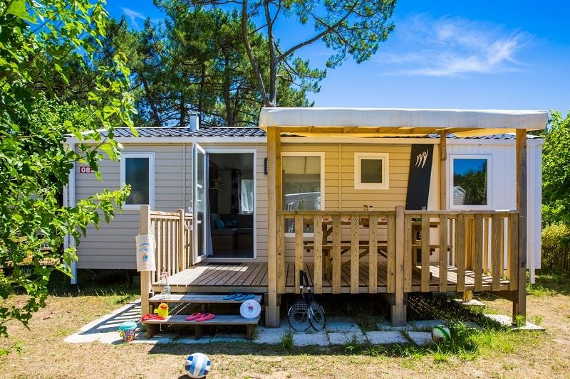 Comfort stacaravan met 3 slaapkamers en halfoverdekt houten terras
