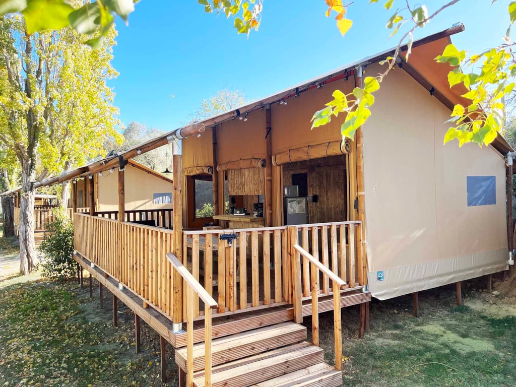 Glamping Lodge PREMIUM 34m² - 2 bedrooms - TV - air conditioning - covered terrace - 4 people.