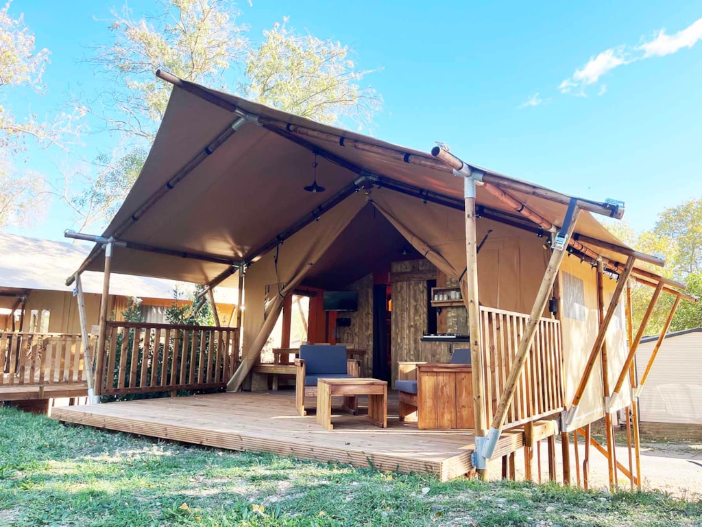 Glamping Lodge PREMIUM RIVER SPA 27m² - 2 slaapkamers - TV - A/C - overdekt terras - uitzicht op de rivier - 4 Personen.