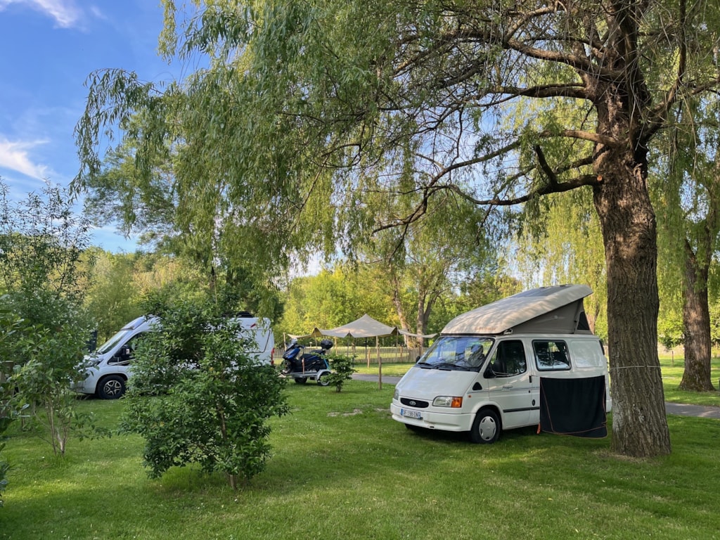 Pitch 90/100m² (Tent, Bike, Motorcycle, caravan, motor home)