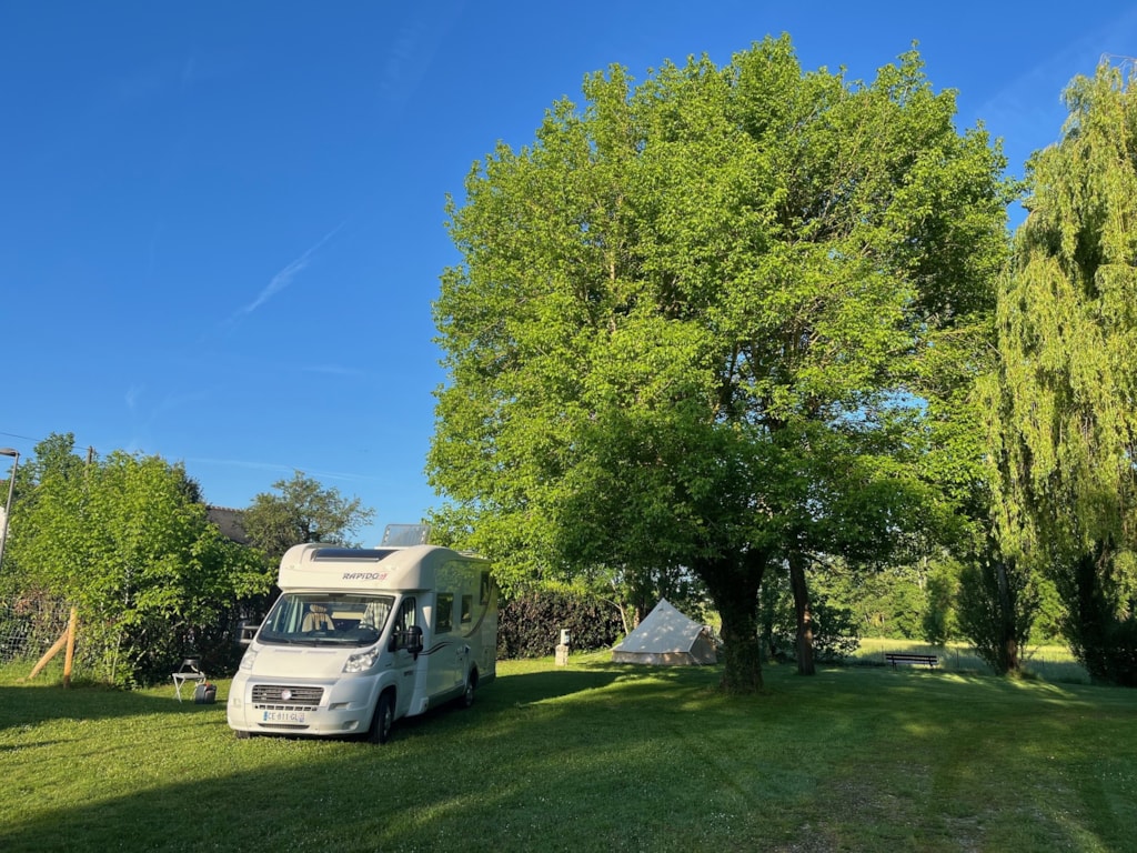 Pitch 100m² + 10A (Tent, Bike, Motorcycle, caravan, Van, motor home)