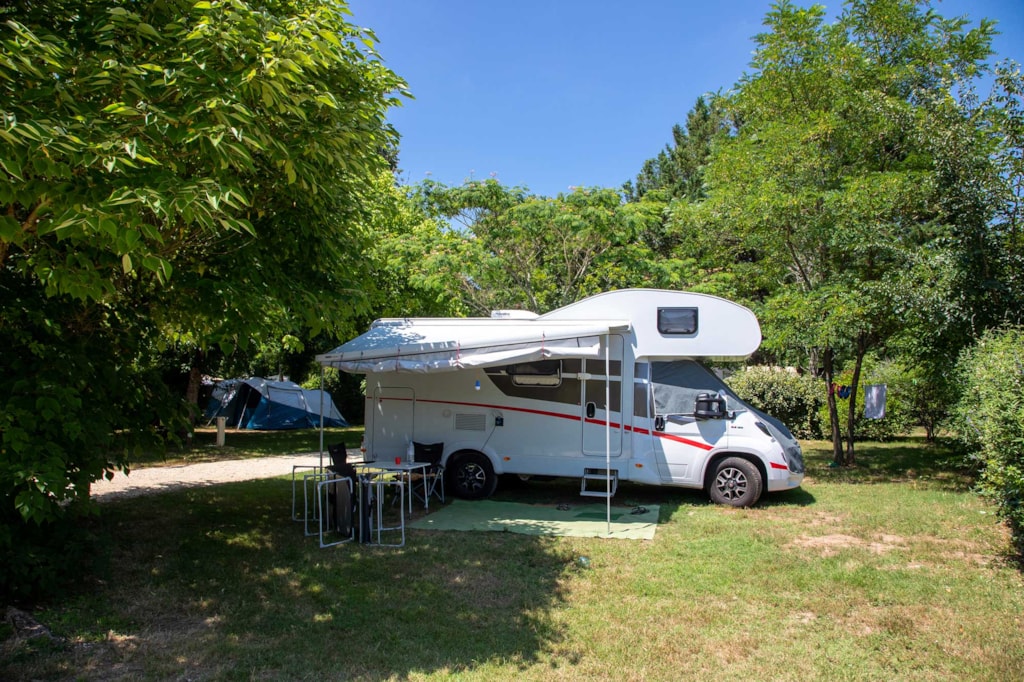 Comfort Package (1 tent, caravan or motorhome / 1 car / electricity)