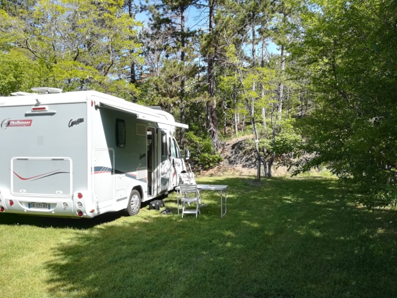 Pitch 6p - Privilege Package (1 caravan or motorhome / 1 car / electricity 10A) >=110m²