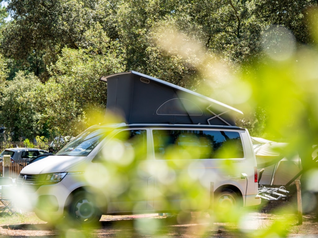 Pitch 6p - Comfort package: small caravan or motorhome / 1 car / electricity