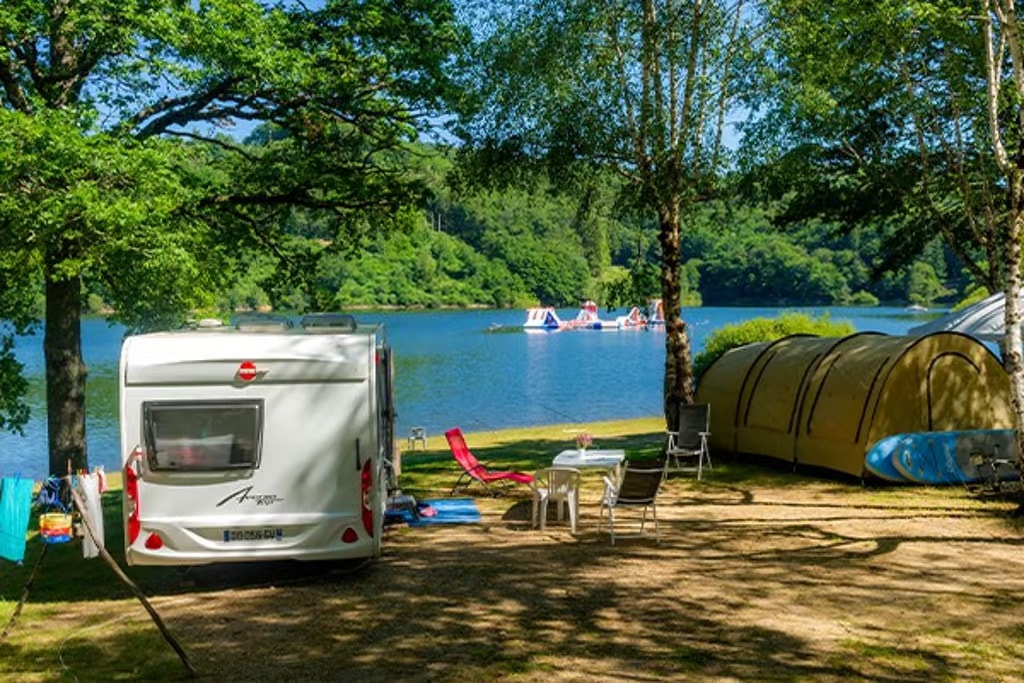 Standplaats Essentieel | Tent & Voertuig -7m | <100m² | Elektriciteit & Geen water | met uitzicht over meer