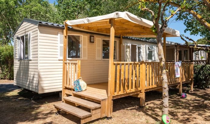 Stacaravan Comfort - 2 slaapkamers - 23m² - Verhoogd terras - Airconditioning