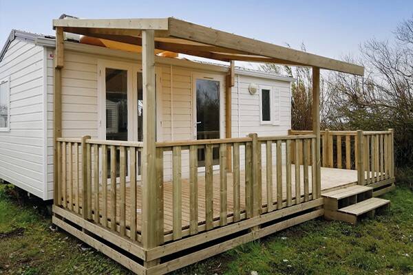 Stacaravan Comfort - 19 m²- 2 slaapkamers - Verhoogd terras